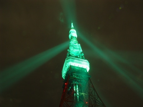 東京タワーは3月17日、アイルランドと日本の外交関係樹立50周年を記念してタワーを緑色にライトアップする。写真はライトアップのイメージ。